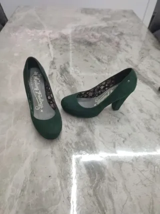 Dos pares de zapatos de tacón beige/gris y verde