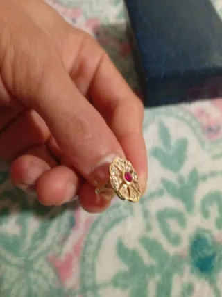 Anillo Oro con Piedra Roja y Circonitas