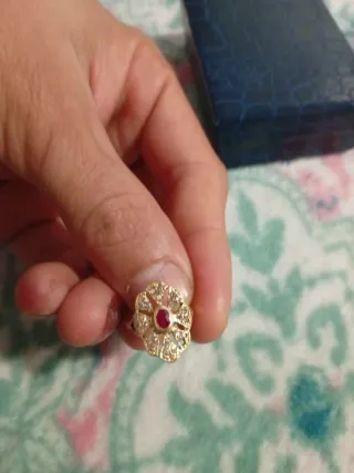 Anillo Oro con Piedra Roja y Circonitas