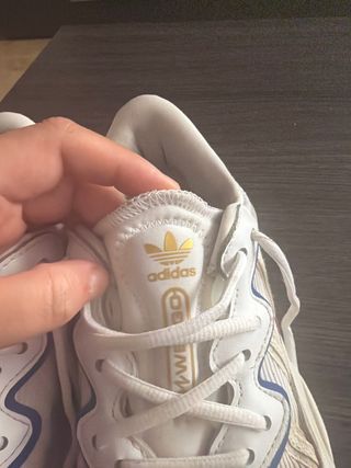 Zapatillas Adidas chico blancas y doradas y azul