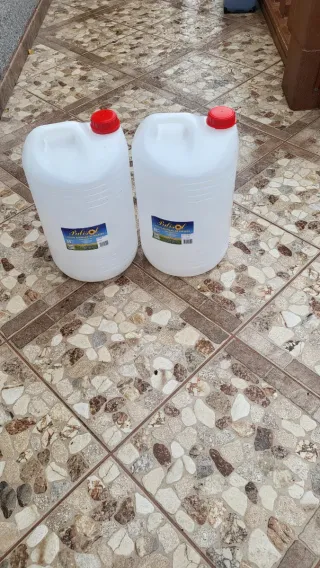 Garrafas de plástico con tapa roja