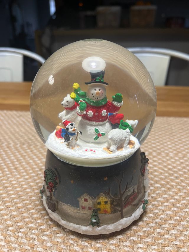 Pallina di neve natalizia con pupazzo di neve