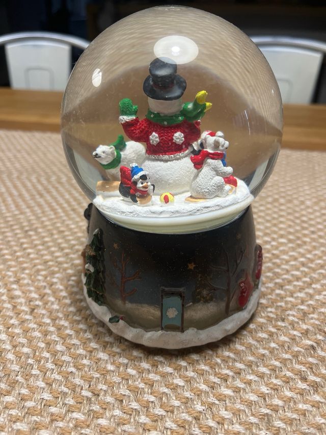 Pallina di neve natalizia con pupazzo di neve