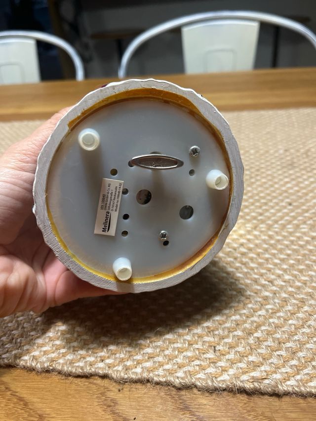 Pallina di neve natalizia con pupazzo di neve