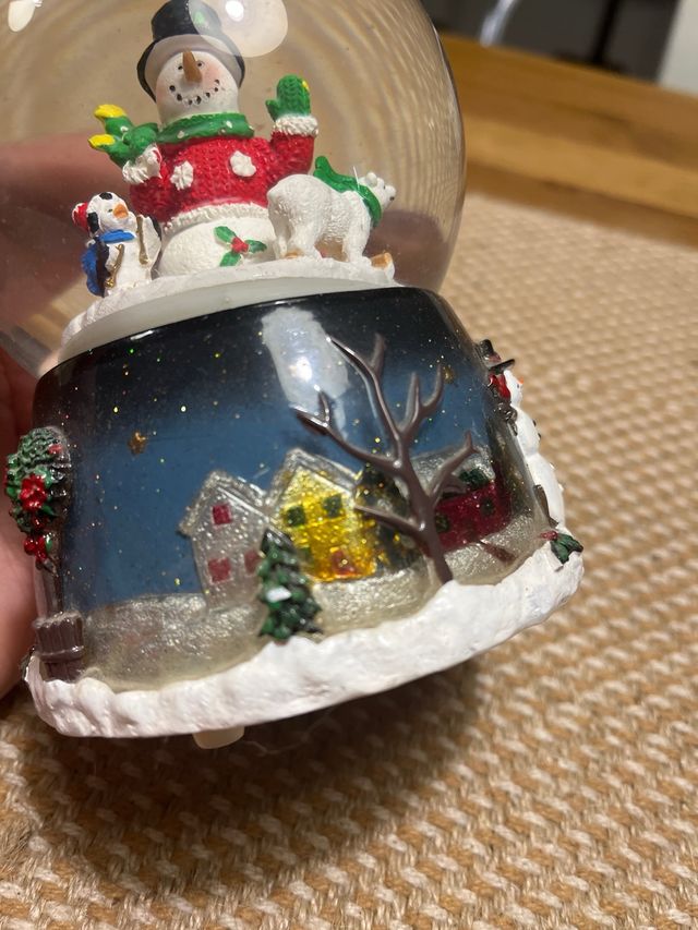 Pallina di neve natalizia con pupazzo di neve