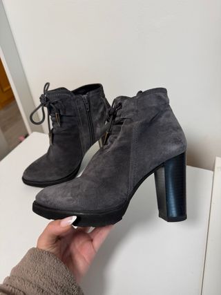 Botines grises con cordones y cremallera