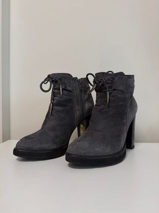 Botines grises con cordones y cremallera