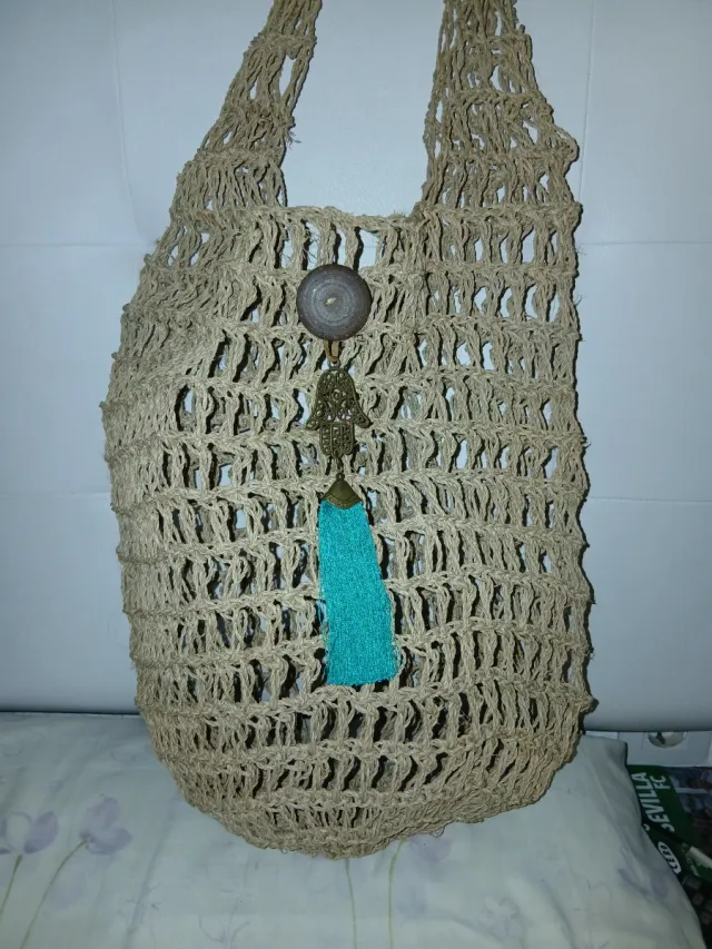 Bolso de mimbre con adorno Hamsa y borla