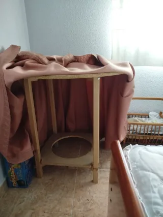 Mesa redonda de madera y tela