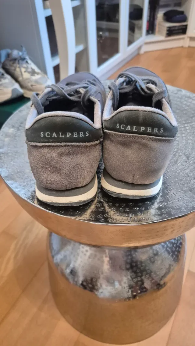 Zapatillas Scalpers grises y beige