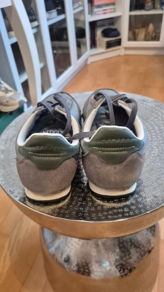 Zapatillas Scalpers grises con calavera