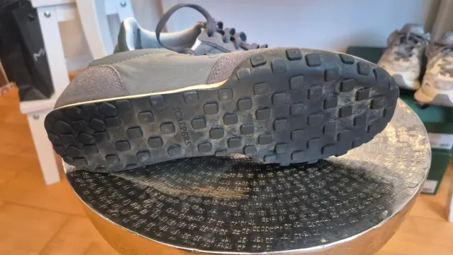 Zapatillas Scalpers grises con calavera