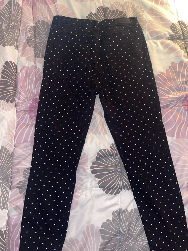Pantaloni neri con pois bianchi