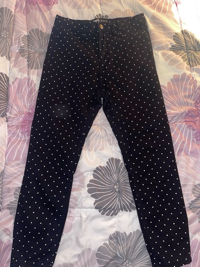 Pantaloni neri con pois bianchi