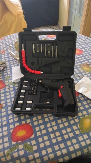 Caja de herramientas con destornillador eléctrico