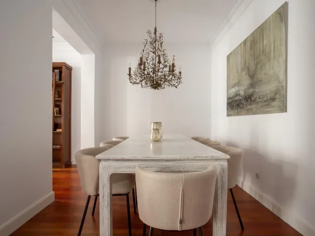 Conjunto comedor madera y tela beige