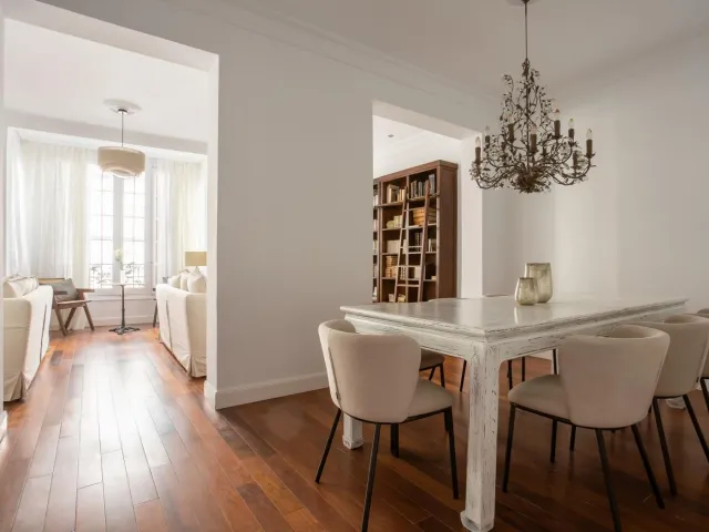 Conjunto comedor madera y tela beige