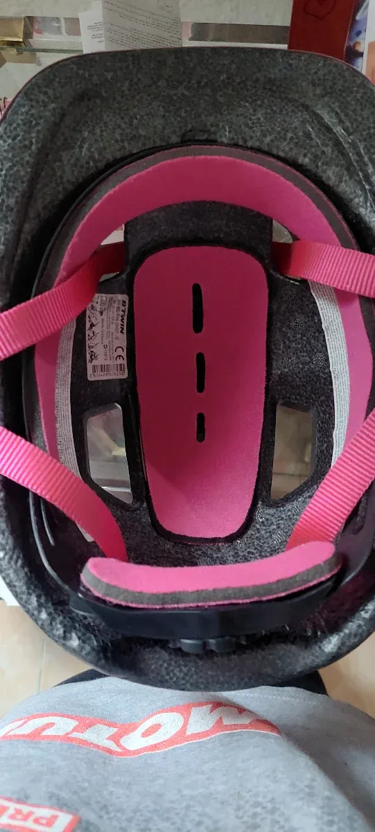 Casco y protecciones patinaje rosa