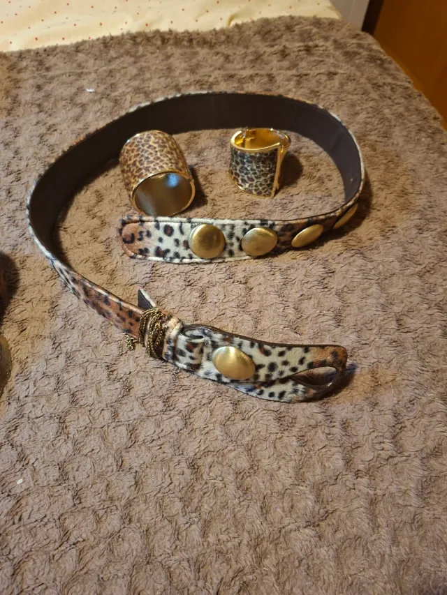 Cinturón y brazaletes animal print