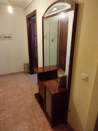 Recibidor de madera y cristal