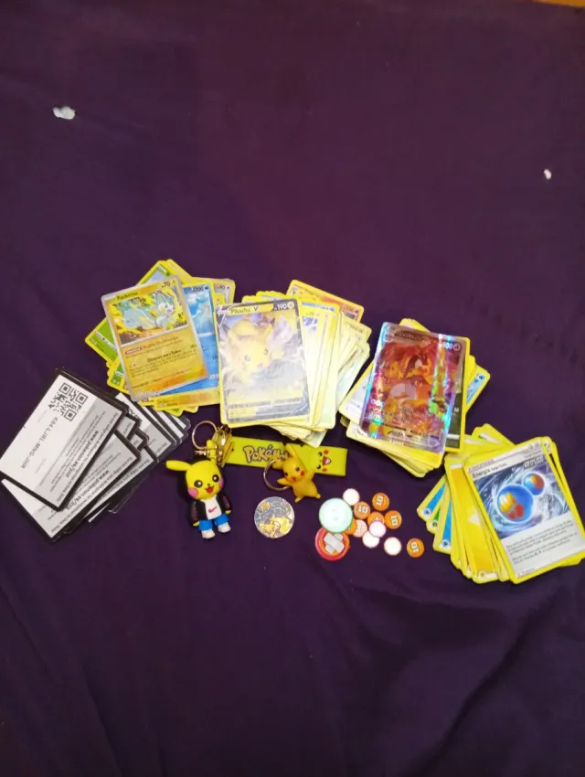 Pokémon 400 cartas y Llaveros