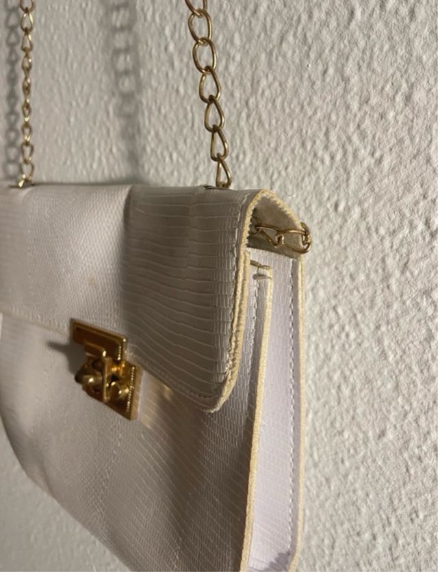 Bolso de fiesta blanco con cadena dorada