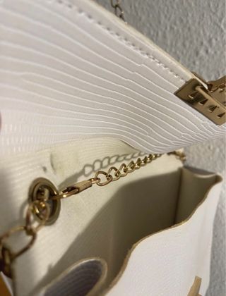 Bolso de fiesta blanco con cadena dorada