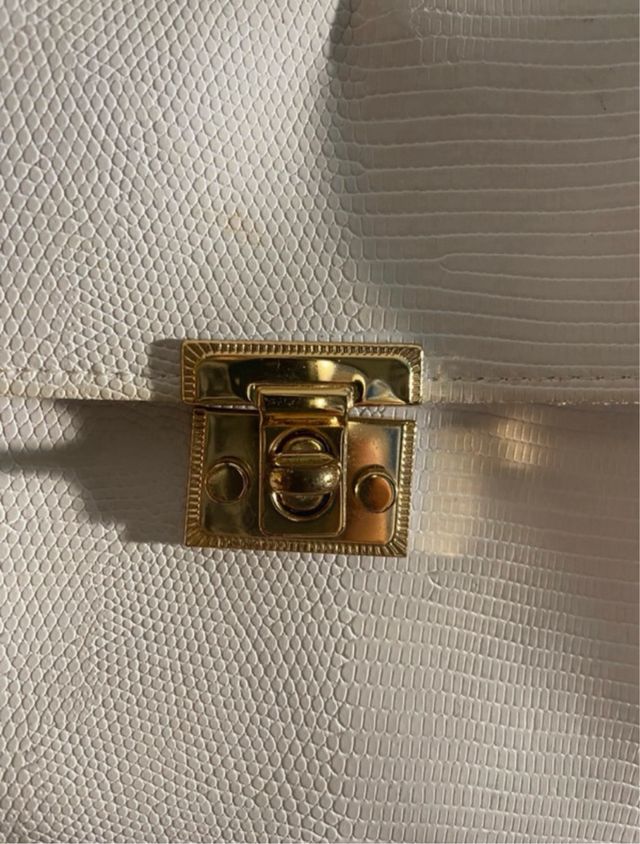 Bolso de fiesta blanco con cadena dorada