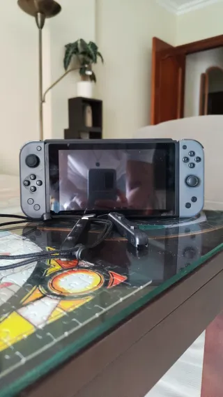 Nintendo Switch + 2 Joy-Con e Pokémon Scudo
