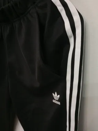 Pantalón chándal Adidas negro relaxed hombre