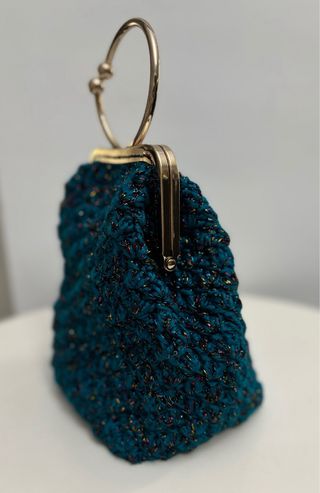 Bolso de fiesta azul con detalles dorados