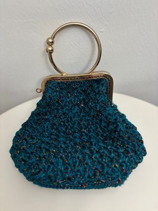 Bolso de fiesta azul con detalles dorados