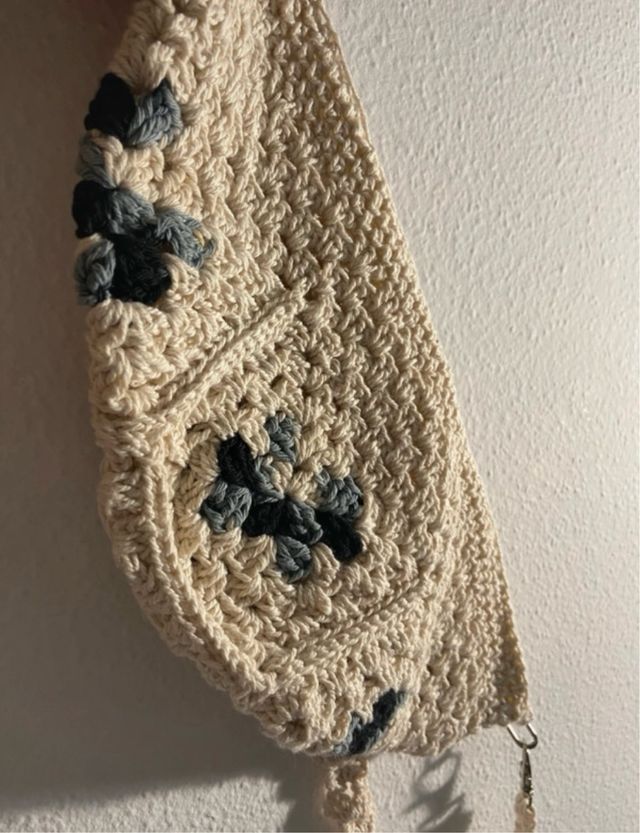 Bandolera de crochet beige y multicolor