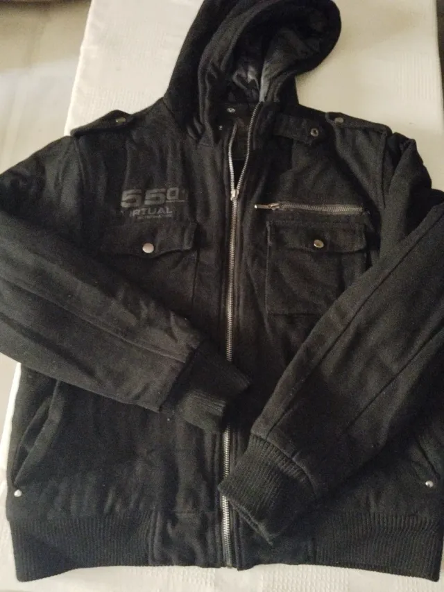 Abrigo negro con capucha y cremallera