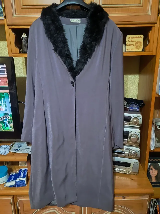 Abrigo gris con cuello de pelo BIENVESTIR