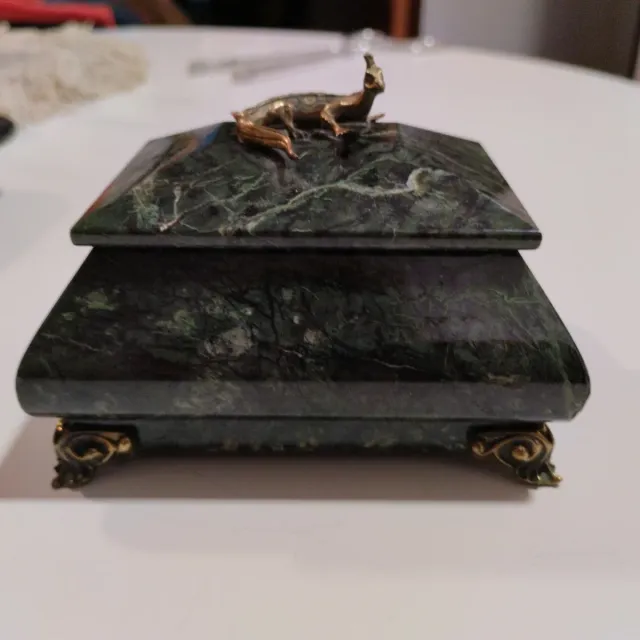 Caja joyero de malaquita con figura