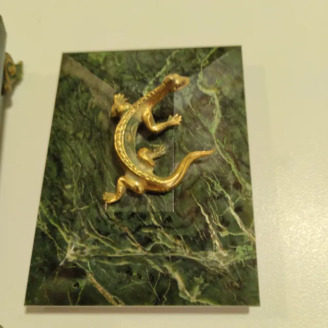 Caja joyero de malaquita con figura