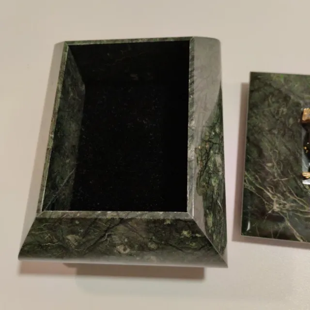 Caja joyero de malaquita con figura