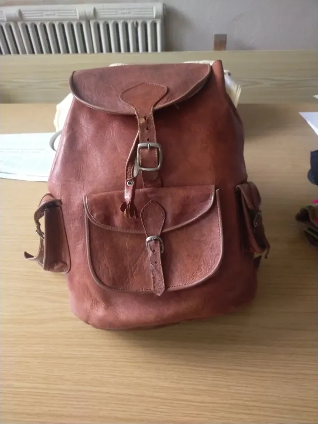 Mochila de cuero marrón