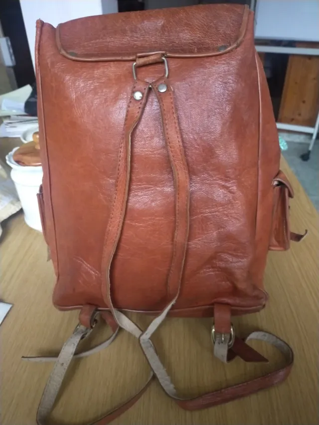 Mochila de cuero marrón