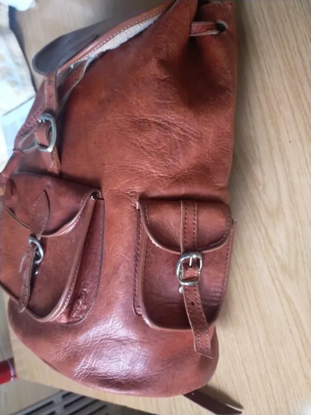 Mochila de cuero marrón