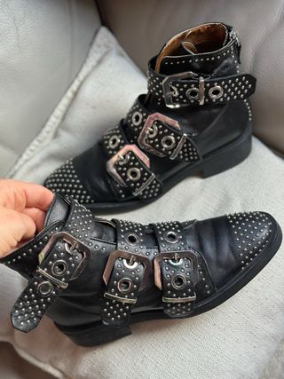 Botines Zara piel con tachuelas y hebillas