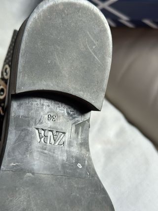 Botines Zara piel con tachuelas y hebillas