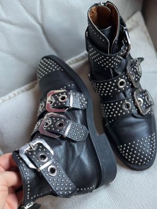 Botines Zara piel con tachuelas y hebillas
