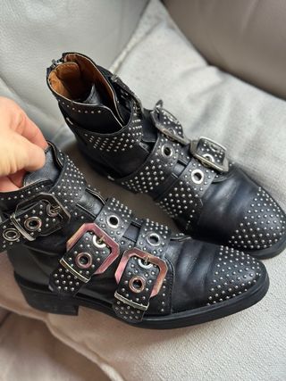 Botines Zara piel con tachuelas y hebillas
