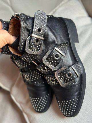 Botines Zara piel con tachuelas y hebillas