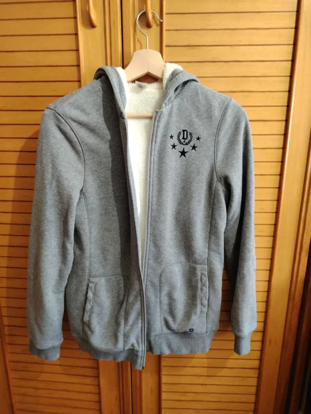 Sudadera gris con capucha y cremallera