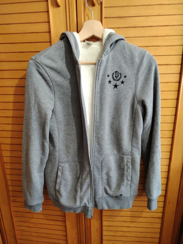 Sudadera gris con capucha y cremallera
