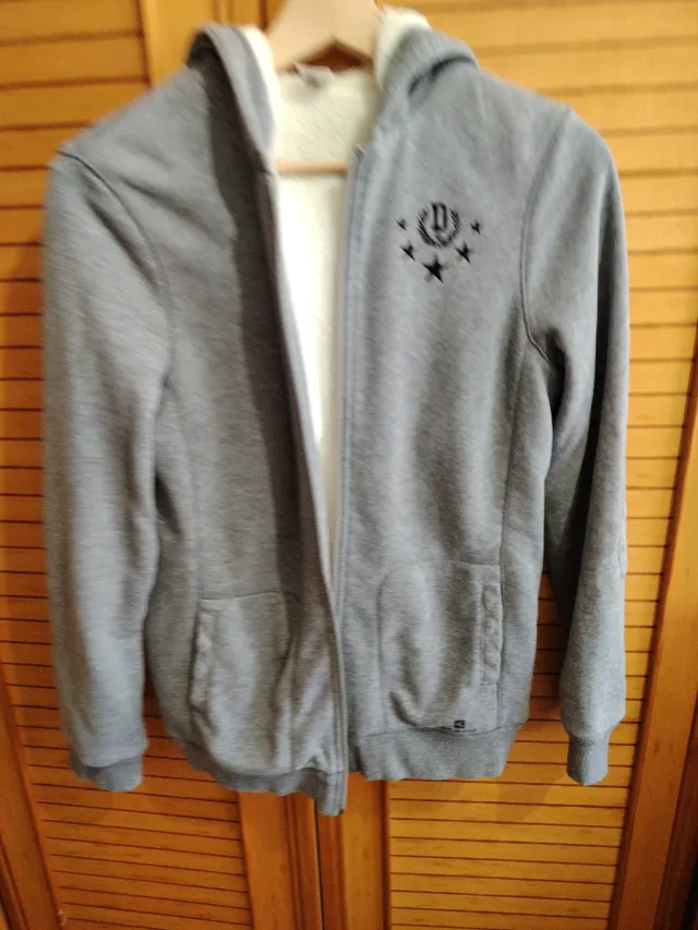 Sudadera gris con capucha y cremallera