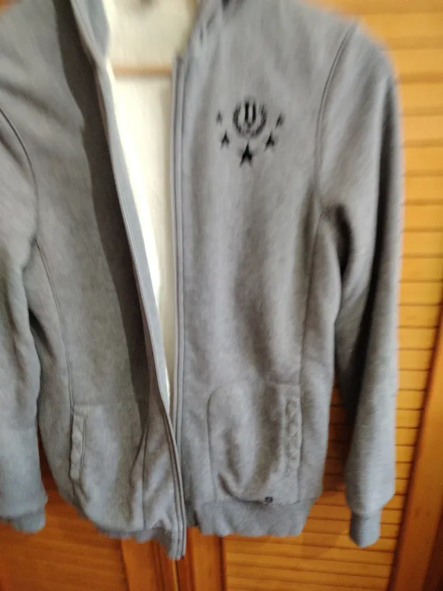 Sudadera gris con capucha y cremallera